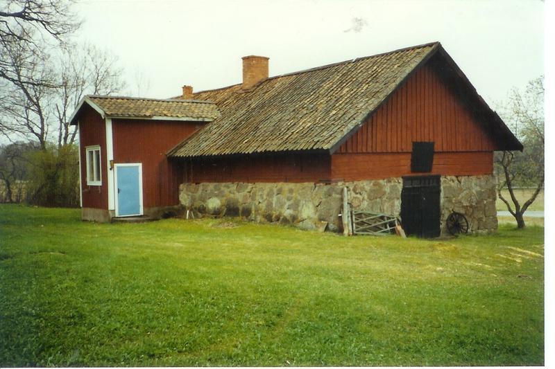 Ovanför den asfalterade vägen, närmare Smedjan, går föregångaren, en äldre grusväg.