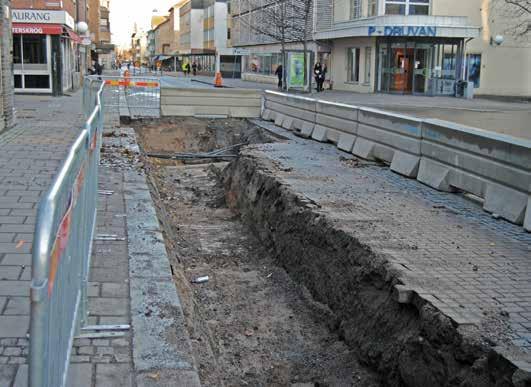 Fig 4. Norra delen av schaktet i Snickaregatan från söder. FOTO MARITA SJÖLIN. Referenser Karlsson, E. 2011. Fjärrkyla i Snickaregatan. Arkeologisk förundersökning. Östergötlands länsmuseum.