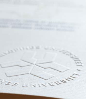 51 Ceremoni och akademisk högtid SIGILLETS UTFORMNING Linköpings universitets sigill består av sex stiliserade L som bildar tre hus som representerar varsin
