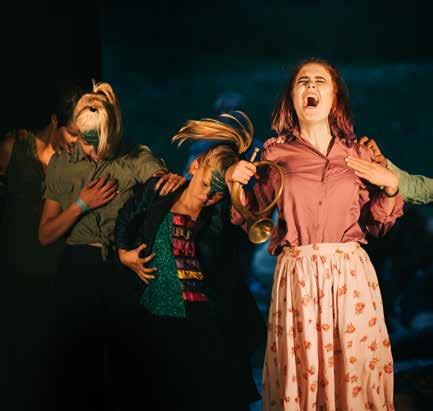 Granbo Teater Barnens ö Ridån går ner och publiken visslar, tjoar och applåderar! De ropar ut oss på scenen och vi får gå upp och tacka flera gånger.