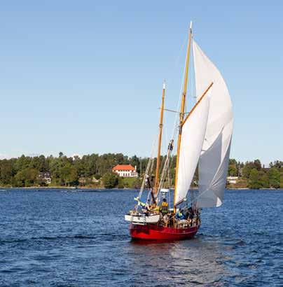 Vi badar, grillar, leker, bygger barkbåtar, bakar kakor och annat skoj. Med båtarna som plattform kan vi även klättra i riggen, hoppa från peket eller ro med jollen.