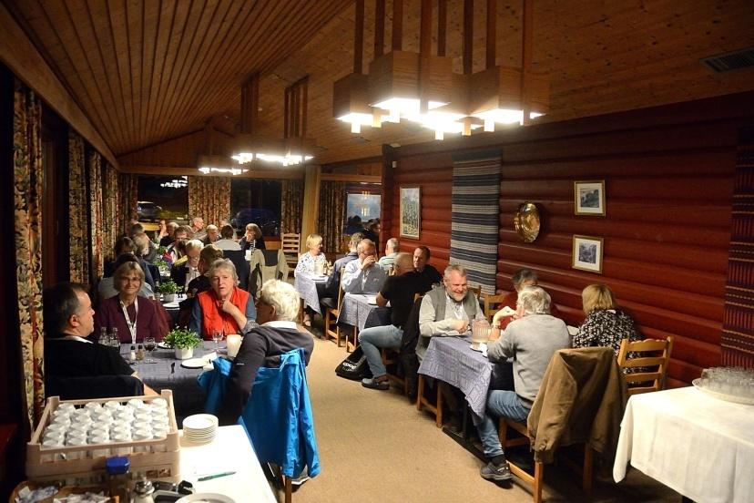 Middag på Lygnasæter Hotel Något försenade återkom vi så till hotellet för kvällens middag. Även denna afton var det fyra rätter som bjöds och det smakade lika bra som kvällen innan.
