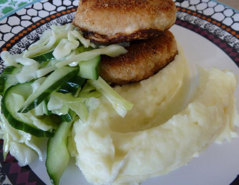 MÅNDAG PANERADE LAXBIFFAR MED GURKSALLAD 45 MIN Sätt ugnen på 180 grader. 1. Skala och koka potatisen i lättsaltat vatten i ca 20 minuter. 2. Riv av det yttersta på citronen. 3.