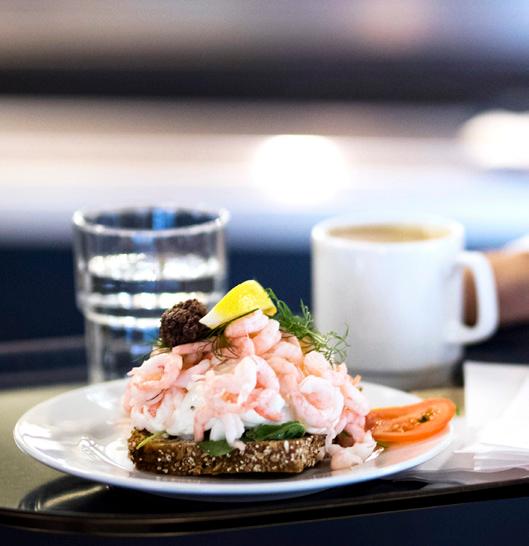 Här kan du ta en fika med hembakade läckerheter, äta dagens lunch, paj eller sallad. Till lunch kan du alltid välja mellan vegetariskt, kött eller fisk.