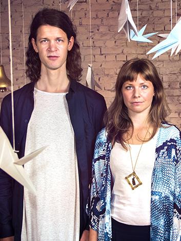 Marianne är sångerska och Emil är gitarrist, låtskrivare och kompositör.