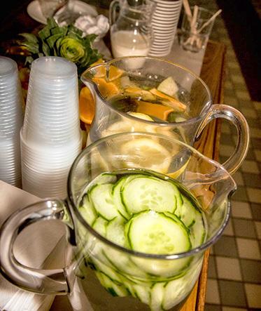 Spakvällen är öppen för dig som har badintyg eller FaR, Fysisk aktivitet på Recept. Du får ett spa-kit som innehåller tofflor, tvål och skrubbsvamp.