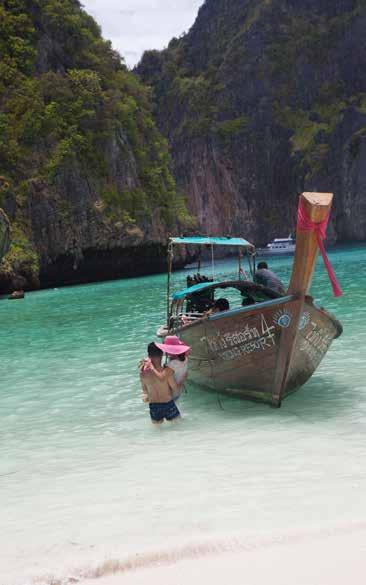 behöver inte åka långt bort från Patong för att uppleva det. Charter eller flyg från Bangkok. Buss från andra delar av landet. Båt från närliggande öar. Sättet att ta sig till Phuket är många.