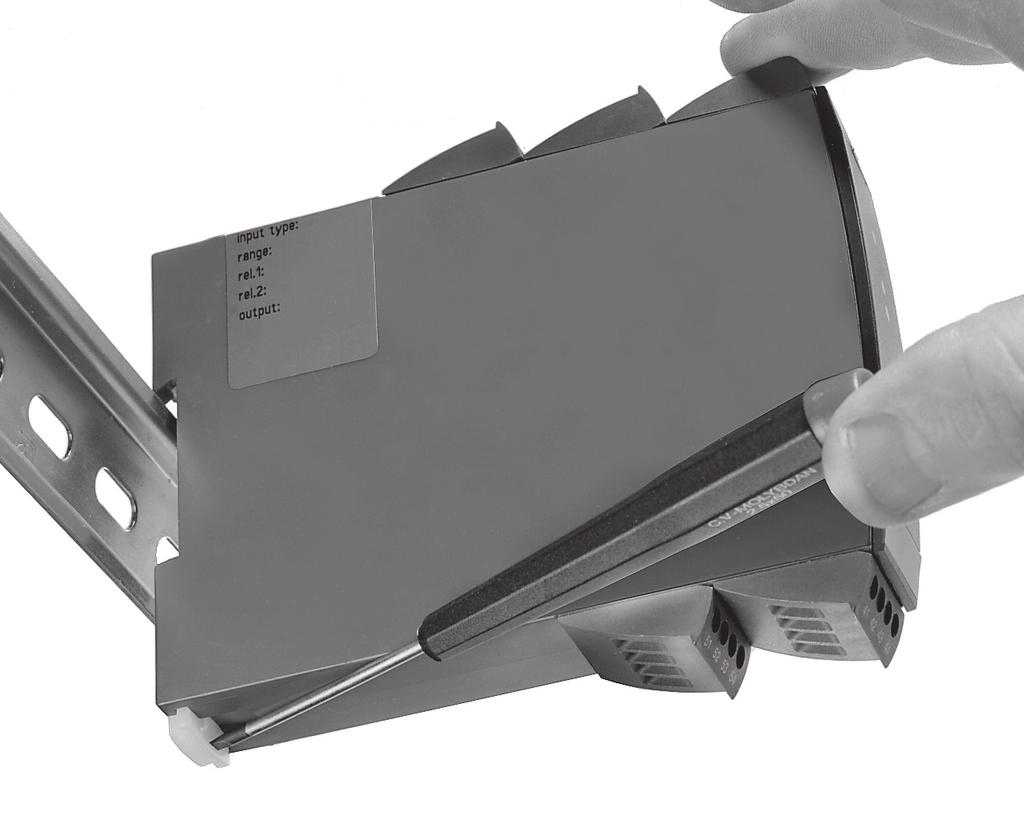 Hur man demonterar system 4000 Bild 1: Enheten tas av från DIN-skenan genom att flytta botten låset. När frontlampan blinkar rött eller 4511/4501 displayen visar AO.