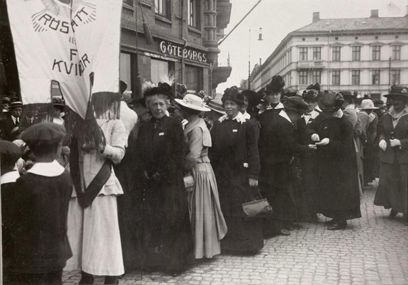 Man tyckte inte heller att kvinnan var värdig, att ärva lika mycket som sina bröder. Döttrar får ärva som sina bröder I den svenska riksdagen satt bara män.