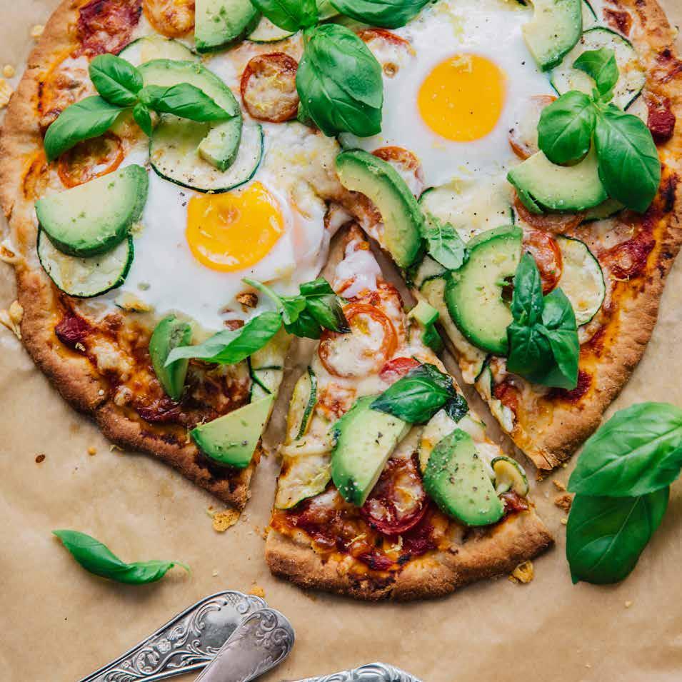 PIZZA con uove e basilica Ca 30 min Pizza vitlöksklyfta ½ rödlök ½ zucchini 75 gram grana padano förp surdegspizzadeg Bakplåtspapper* 2 msk tomatpuré* 2 ägg avokado citron ½ färsk basilika tsk