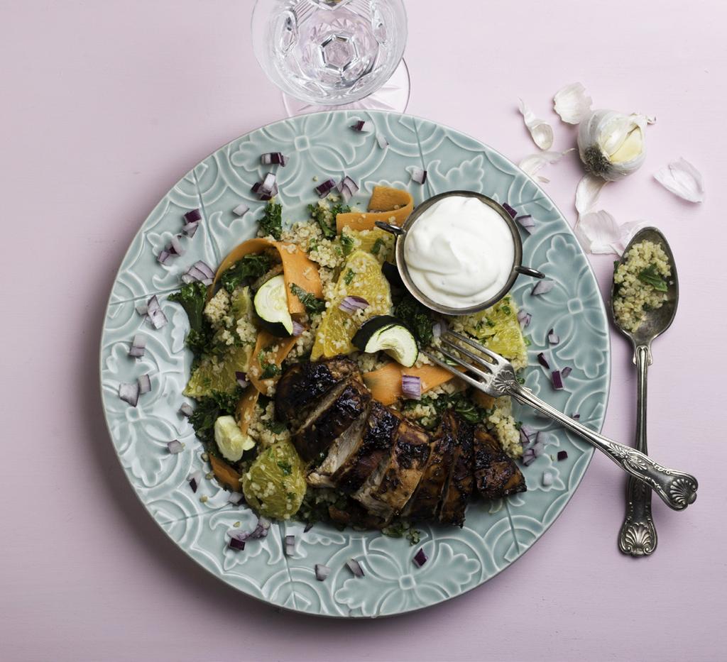 dag 3 fågel grönkåls- TABBOULEH med kycklingfilé & vitlöksyoghurt 3 MSK OLIVOLJA 1 MSK TOMATPURÉ 1 MSK KINESISK SOJA ½ MSK + 1 TSK HONUNG 1 TSK OREGANO 1 TSK TIMJAN CA 600 G KYCKLINGFILÉ 1 ZUCCHINI 4