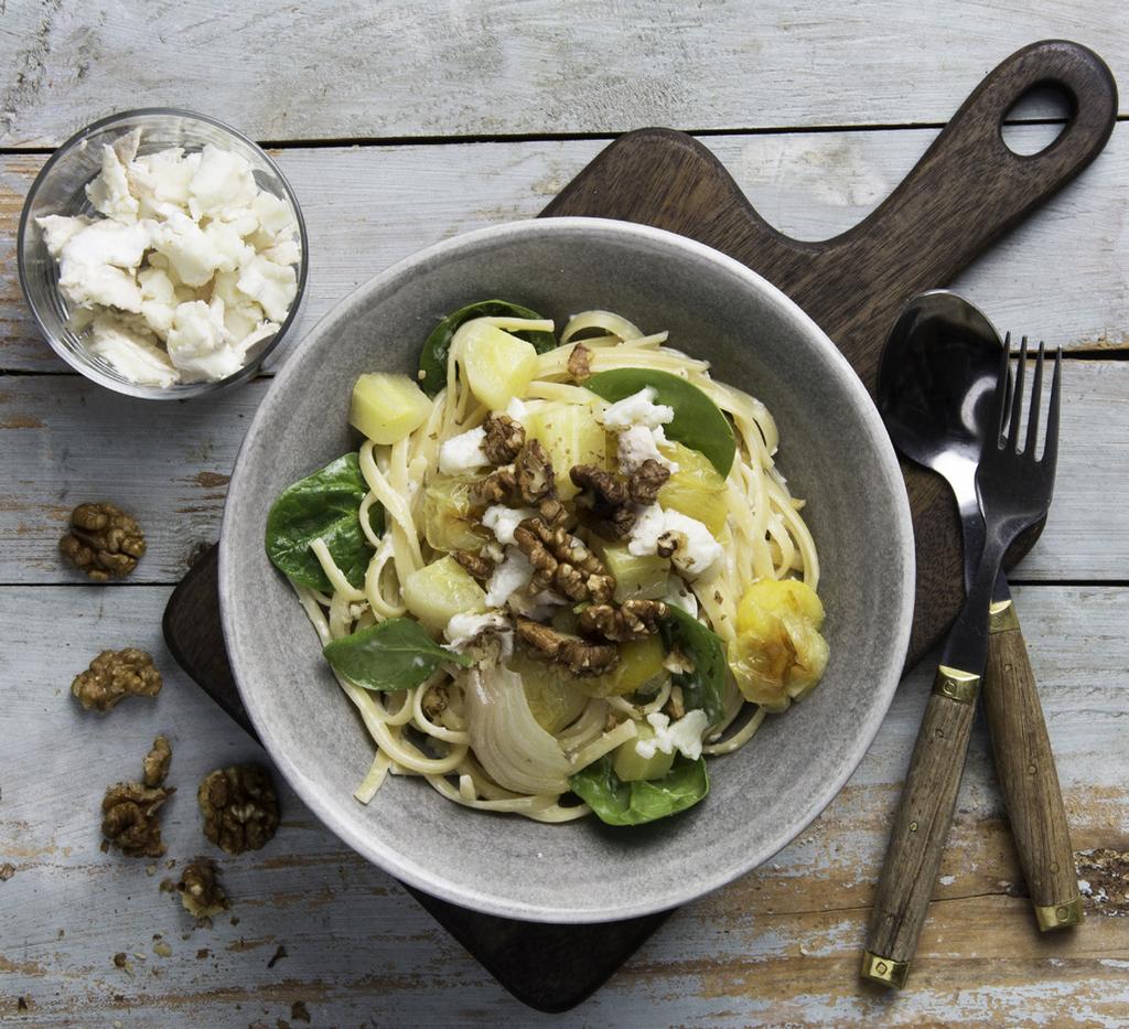 dag 4 vego tagliatelle med gulbetor, getost & valnötter 600 G GULBETOR ½ PURJOLÖK 1 FP KÖRSBÄRSTOMATER, 250 G 4 MSK OLIVOLJA 1 TSK HONUNG 1 FP VALNÖTTER, 100 G 350 G TAGLIATELLEPASTA 1 VITLÖKSKLYFTA