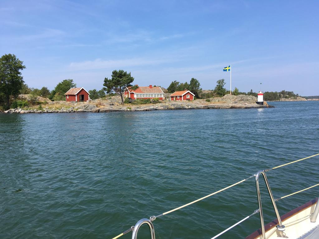 Så att flytvästen är torr inför seglingen i dag mot Arkö. Vi har ingen brådska. Skepparmötet beslutade i går att vi bara ska till Arkösund.