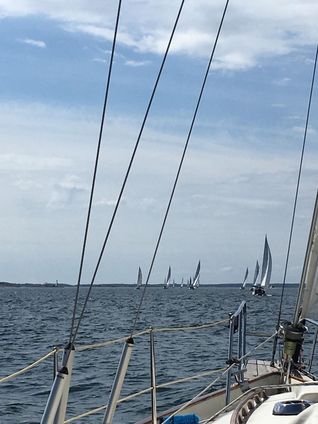 Vi tar ett par mackor och kaffe ger oss sen i väg mot Ringsö. Vi sätter segel och gör god fart mot Bokösund. Väl där hinner vi upp Dan och Karin som kör enbart med stor pga problem med några linor.