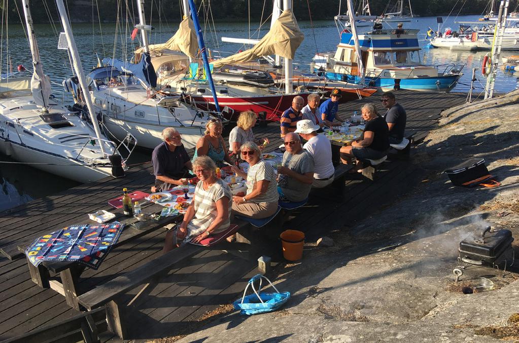 Vi fyller på vattentanken och tar en skön promenad mot mataffären. Vi får vad vi behöver och lite till. Vi kompletterade nämligen i fiskboden med rökt fisk. Nu klarar vi oss i många dagar.
