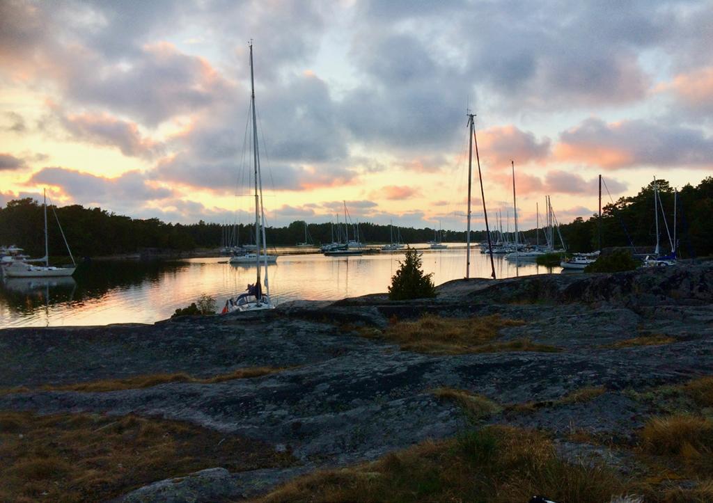 våra barnbarn (2,5 och 4,5 år) ser till att det inte blir tyst i viken för länge. De accepterar inte sovmorgon. Vinden ligger på NO och är svag. Det blir en lugn och skön segling norrut.