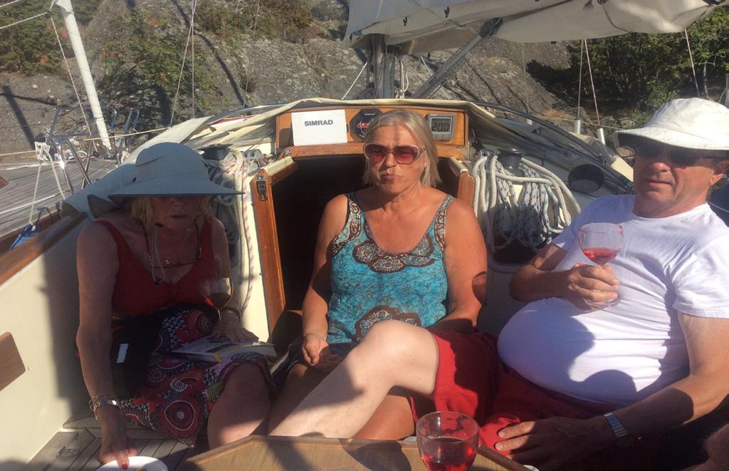 Det är 25 grader i vattnet och t o m Åke badar, vilket enligt hans nära bekanta är sällsynt. På skepparmötet på klipporna, som är brännheta beslutas om avgång mot Håskö för morgondagen. bad och bad.