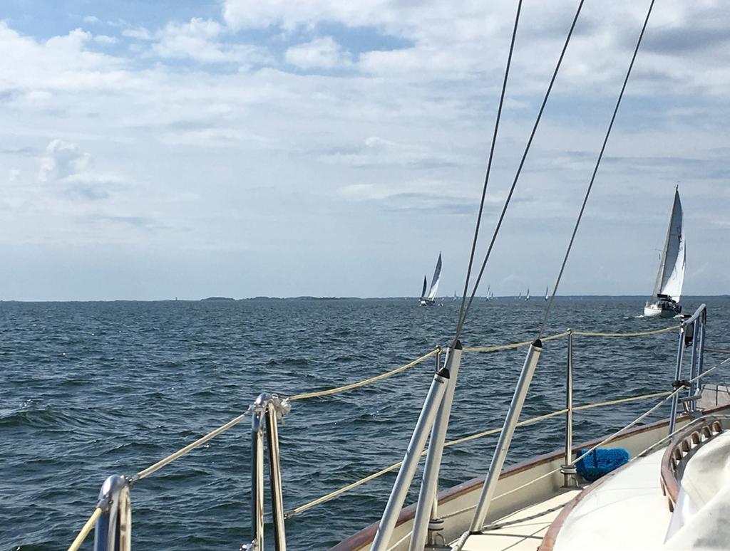 En mycket fin dag får fin avslutning med sång och gitarrspel från Leif, en liten kvällssittning på Goldwave och en kluckande akter, eftersom kvällsvinden vridit mot NV. Tack för i dag eskaderkamrater!