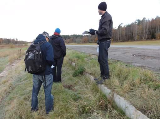 Årlig manuell slåtter med trimmer eller dylikt behövs. Figur 11. Nyanlagd barriär vid Nantesvägen. Foto: Anna Koffman. Figur 12. Ca 10 år gammal barriär vid Skårby.