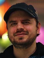 Sköter kontakter med kunder och leverantörer samt personaladministration, årsredovisningar med mer. Daniel Sandström Sköter bokföring, fakturering och bokbeställningar.