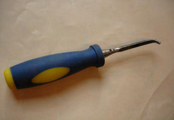 Bra verktyg för att rensa nåten. Utgångsläget är några bra stämjärn på ca 6 mm. Värm spetsen och böj försiktigt.
