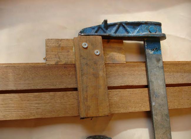 Man kan också använda skruv och stora brickor för att hålla teakribborna på plats. Lägg ut lim så att det täcker hela ribbans bredd. Böj ribban på plats med tvingar.
