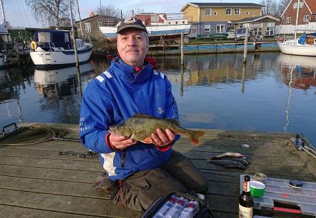 Tommy Holmlund med en abborre på 1050 g fångad