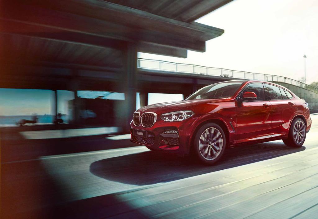 BRING IT ON. HELT NYA BMW X4 KOMBINERAR KÄNSLAN I EN X-MODELL MED DYNAMIKEN I EN SPORTBIL. En dramatisk design med coupéliknande profil gör att helt nya BMW X4 ser snabb ut redan på parkeringsplatsen.