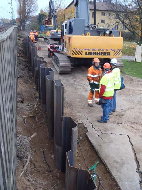 anlades även en spont på en delsträcka. Sponten sattes 5 meter från närmsta räl på en sträcka av cirka 100 meter till ett djup av 12 18 meter under markytan.