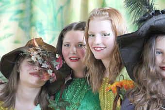 Diesmal wurde zu einem Kleinen Sommerfestival eingeladen. Zwei Theatervorstellungen der Orientierungsstufe und mehrere Auftritte der drei Schulbands standen auf dem Programm.