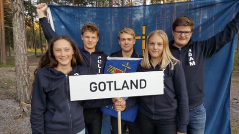 Ungdoms-SM Felix Bäckstäde, Johan Bergius Persson, Adam Österdahl, Klara Bäckstäde och Natalie Gardelin, saknas på bilden gör ledarna Anna Samelius och Frej Hägg.