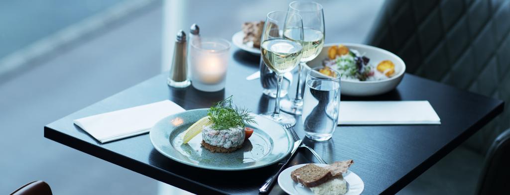 FÖRRÄTTER STARTERS SKAGENRÖRA 125 smaksatt med pepparrot. Serveras med färska skott och dillolja på smörstekt bröd. Horseradish flavored skagen mixture served on buttered bread topped with dill oil.