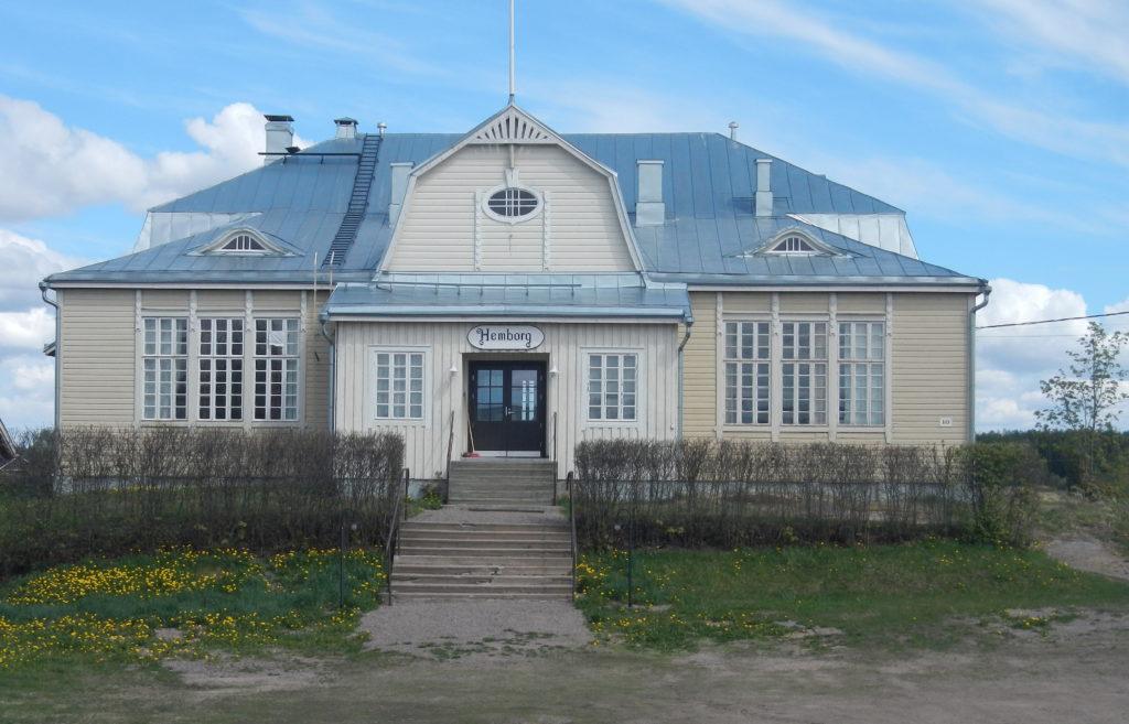 Ståtligaste huset i Hindersby Ungdomsföreningen har rustat upp Lokaaln (Hemborg)