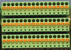 Anslutningsblock 1) På AS1320 logiken A (DI = Digital 24V Ingångar (AI = Analog ingång) 10V DIx 24V GND AIx GND B C (DI = Digital Utgångar (AO = Analog utgång) DOx GND AOx GND 24V 10V
