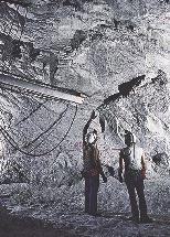 försäljes via olika råvarubörser eller direkt till kund. Basoch ädelmetaller prissätts via London Metal Exchange (LME).