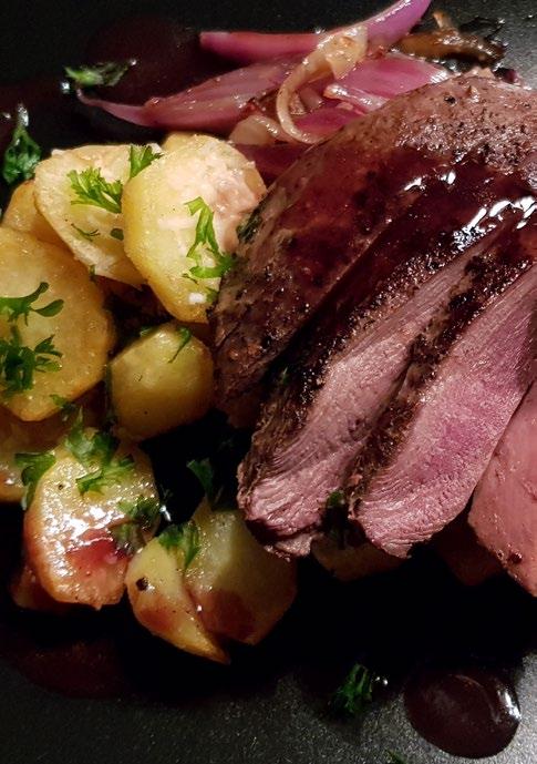 Stekt orrbröst med rödvinssås och karljohansvampsmör Nu återkommer jag med ett nytt recept men denna gång på orre. Jag hoppas att några av er får lite ny inspiration till våra läckra råvaror!