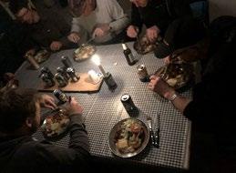 senhöstprov i Hamra på Sveaskogs Kronpark. På fredagskvällen samlades hundförare och domare i stugan på Svartåvallen där provledare Lauri Keränen genomförde lottning av provrutor samt domare.