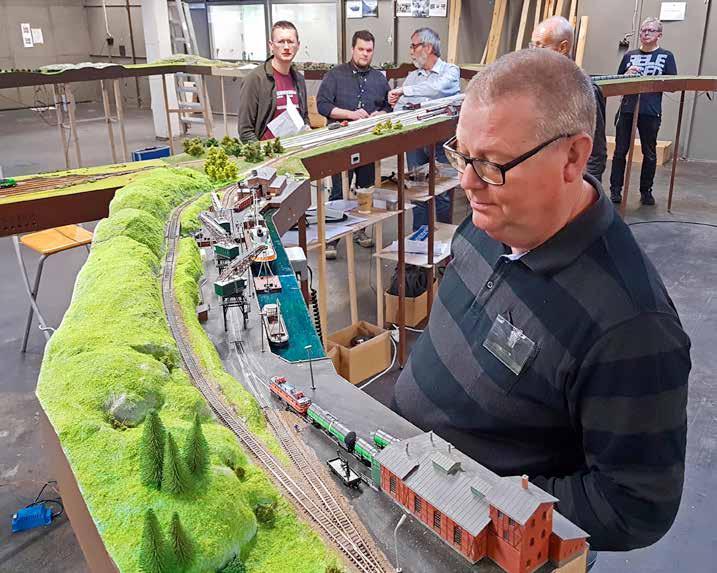 VästträffeN 8 en milstolpe för N-Skala Väst Djup koncentration vid växling i Klågerups hamn vid VästträffeN 8. Foto Göran Assner. Länkar: www.nskalavast.org www.youtu.