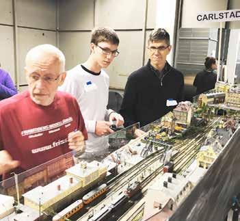 I lokalen i Mölndal byggdes en 70 m lång modulbana upp, med deltagare från N-Skala Väst, SkånskaN, FNISS, N-rallarna i Östergötland och Modul Syd. Foto Göran Assner.