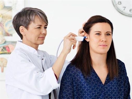 Försiktig Undvik att använda överdriven kraft då du placerar eartipen mot hörselgångens öppning eftersom detta kan vålla patienten onödigt obehag, särskilt om eartipen är tillräckligt liten för att