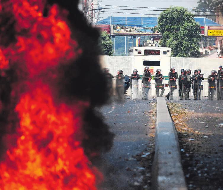 8 ONSDAG 06 MARS 2019 Nyheter Utrikes Bakom Maduros barrikader Vid Venezuelas olika gränspassager tar det stopp för internationella hjälptransporter som vill ta sig in i landet.