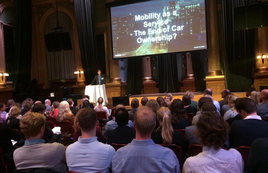 Förord Från parkering till hållbar mobilitet Vad är Innovativ parkering? Konsortiet Innovativ Parkering formades år 2012. Första uppgiften var att enas om ett nytt sätt att hantera parkering.