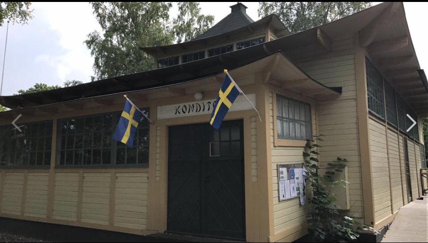 Paviljongen byggdes i den japanska stil som blivit populär i Sverige i spåren av det Rysk-Japanska kriget 1904-05 då de svenska sympatierna föga förvånande låg med Rysslands fiende.