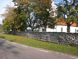 Beskrivning av kyrkogården idag Allmän karaktär Långlöts kyrkogård är i det närmaste fyrkantig till formen. Kyrkogården är utlagd runt om men med få gravplatser på den västra sidan.