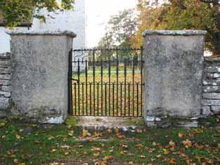 Kyrkogården omgärdas av en kallmurad kalkstensmur, foto från sydväst (KI Långlöt kyrkog 001) Huvudingången i väster, notera klivstättan till vänster om ingången (KI Långlöt kyrkog 004)
