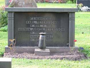 från Björkerum rest år 1848. 16 av vårdarna från 1800-talet står på den södra sidan av kyrkogården. Två kalkstenshällar finns på kyrkogården.