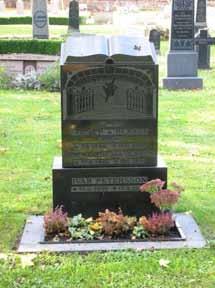 Hällen låg tidigare inne i kyrkan men flyttades ut 1795 i samband med den stora ombyggnaden. Den sprucken och är i stort sätt helt överväxt och är idag inte läsbar.