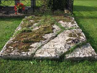 De kvarvarande gravvårdarna från 1700- och 1800-talet samt senare gravvårdar med omgärdningar och murgrönekullar bör