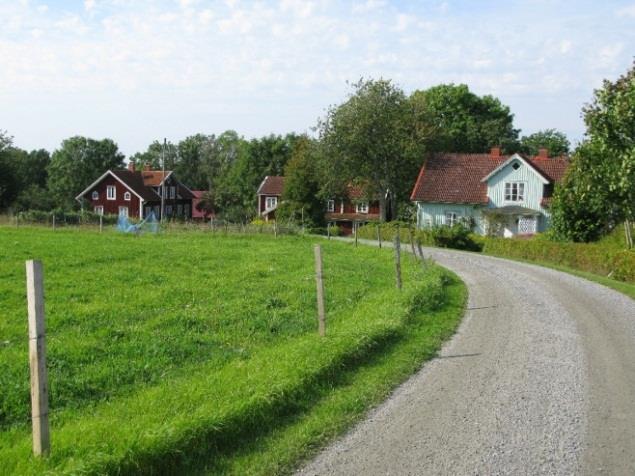 Notera gallerverket i loftdörrens gavelfält, en detalj som är
