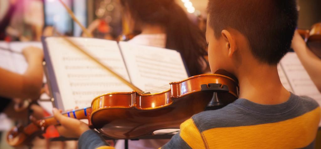 Musik Orkester och ensembler Att spela tillsammans är fantastiskt! Alla instrumentens toner bildar en härlig klang. Plötsligt klingar musiken på ett nytt sätt. Kulturskolan har många ensembler.